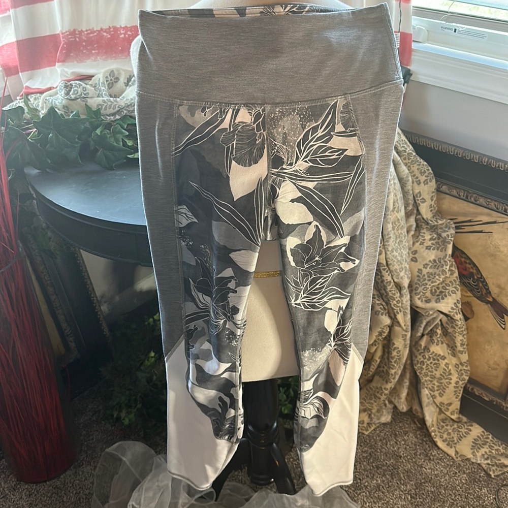 Athleta grey and white floral leggings. Size S.